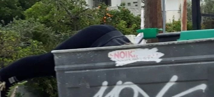 Eξαθλιωμένοι πολίτες: Νεαρή κάνει βουτιά σε κάδο σκουπιδιών, ψάχνοντας για φαγητό